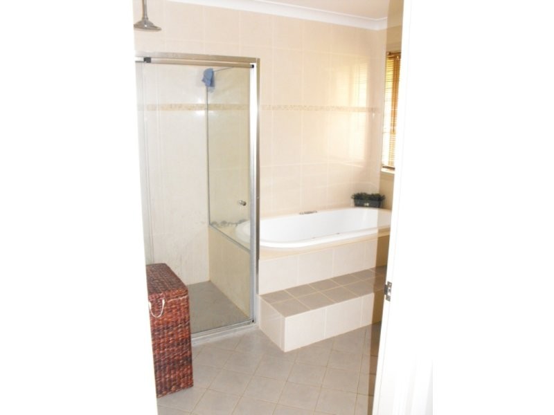 11 Avoca Pl, Parkes NSW 2870