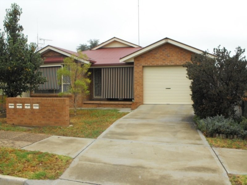 2/363 Clarinda St, Parkes NSW 2870