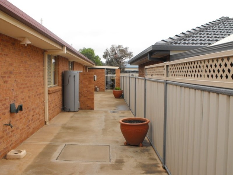 2/363 Clarinda St, Parkes NSW 2870