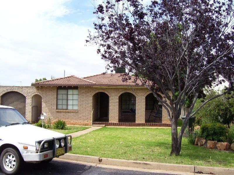 1 Downes Crescent, Parkes NSW 2870