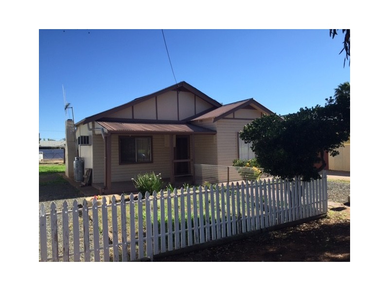 30 Station Street, Parkes NSW 2870