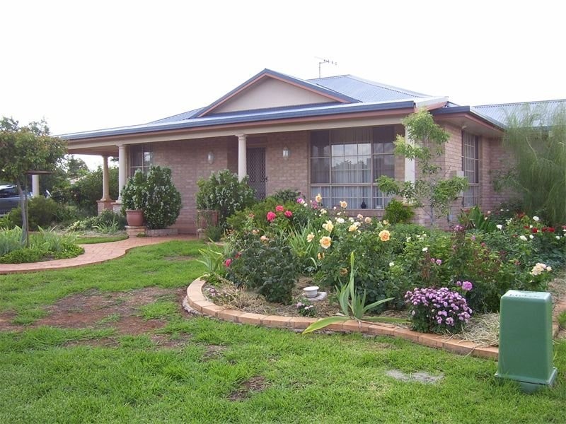 2 Arana Place, Parkes NSW 2870