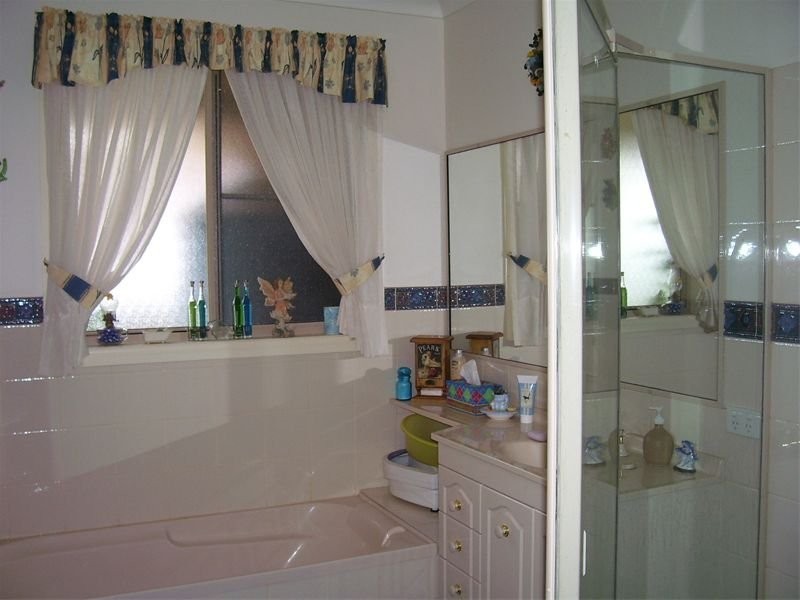 2 Arana Place, Parkes NSW 2870