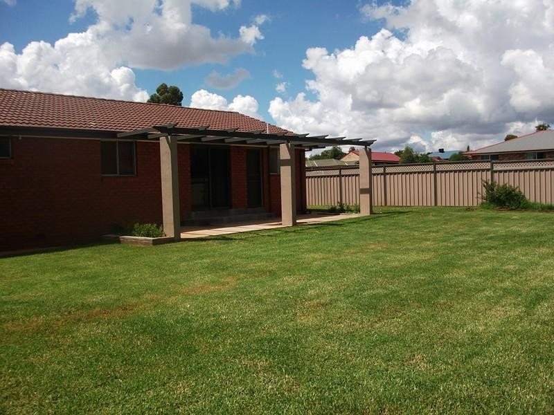 2 Adams Ave, Condobolin NSW 2877