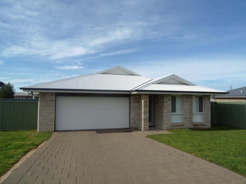 24 Warragrah Place, Parkes NSW 2870