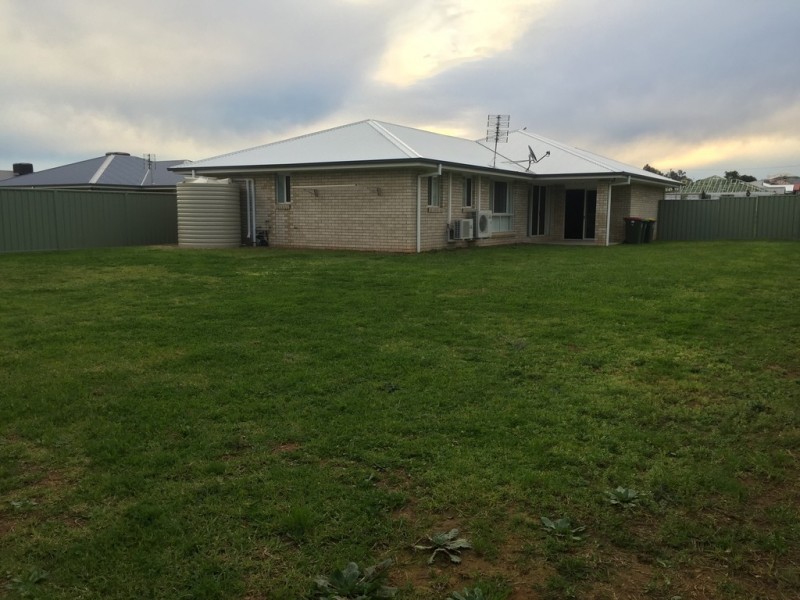 24 Warragrah Place, Parkes NSW 2870