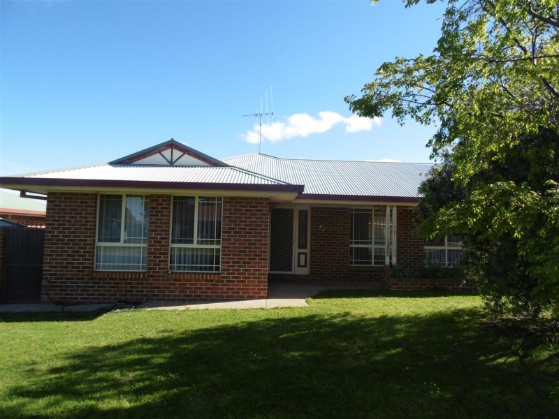8B Thomas Tom Crescent, Parkes NSW 2870
