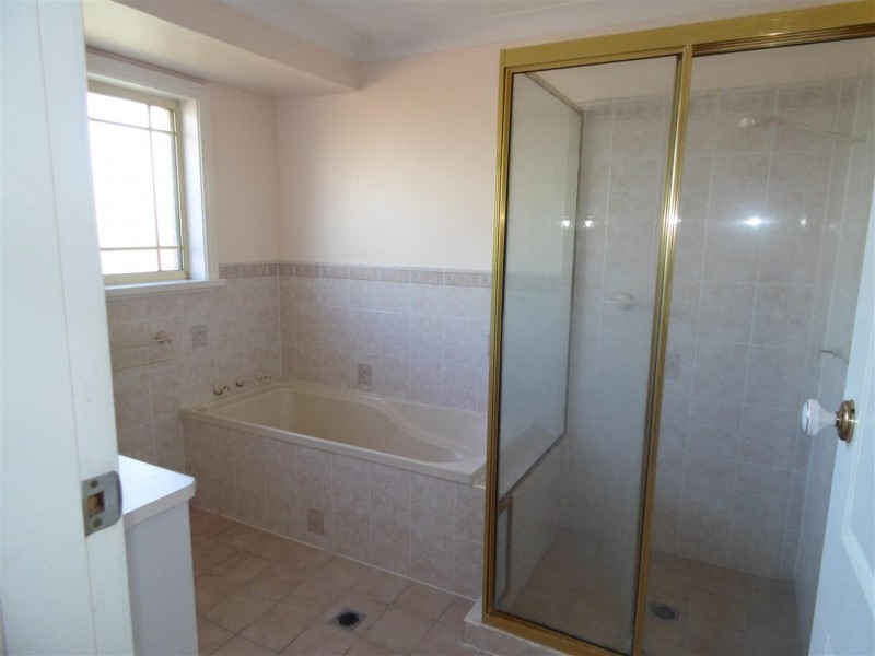 8B Thomas Tom Crescent, Parkes NSW 2870