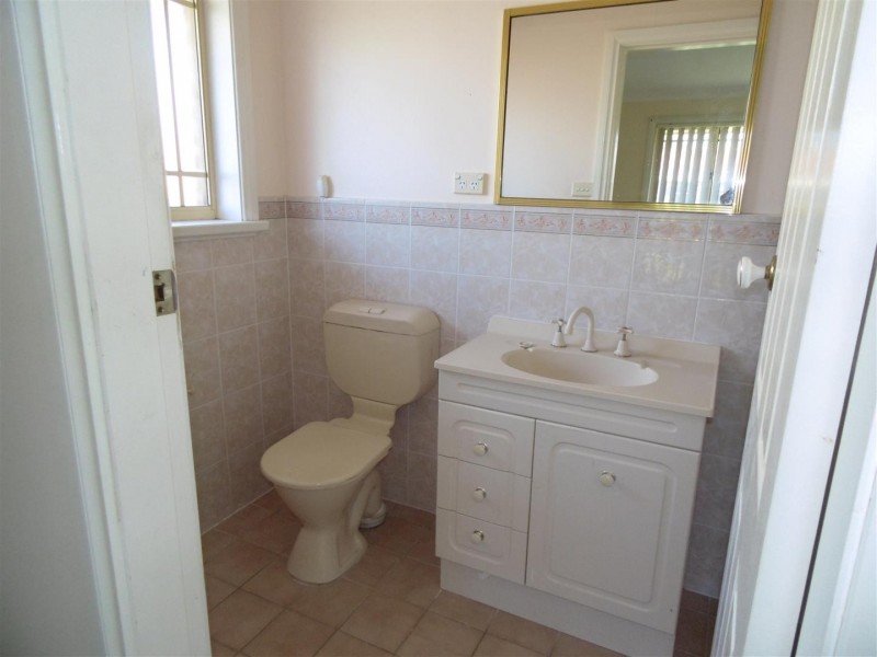 8B Thomas Tom Crescent, Parkes NSW 2870