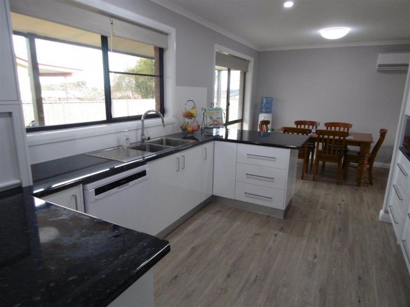2 Friendship Place, Parkes NSW 2870