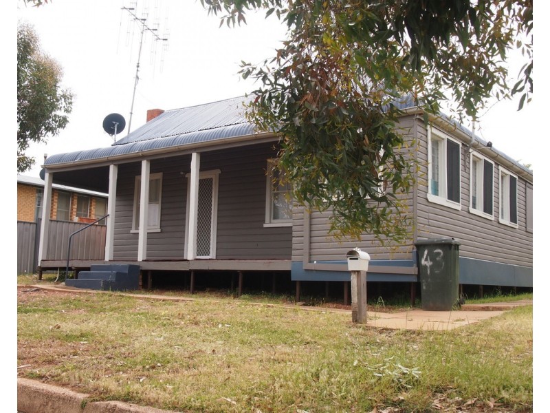 13 Napier Street, Condobolin NSW 2877