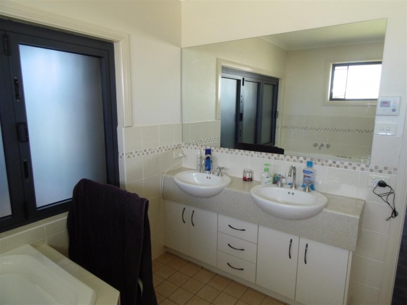 18 Vaucluse Place, Parkes NSW 2870