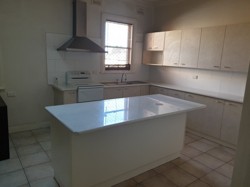 24 Armstrong Street, Parkes NSW 2870