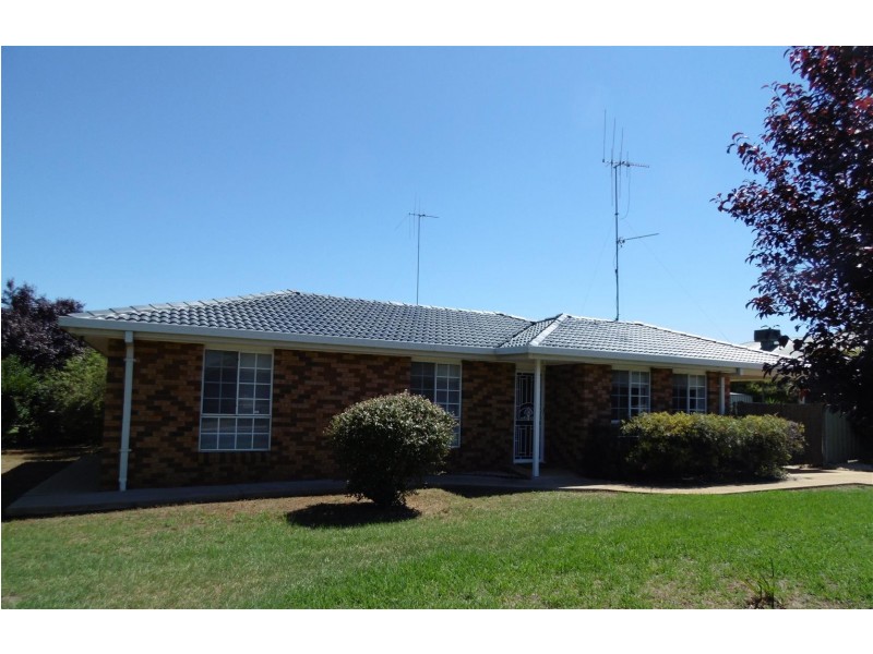 2 Clancy Place, Parkes NSW 2870
