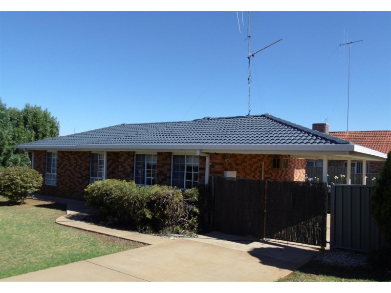 2 Clancy Place, Parkes NSW 2870