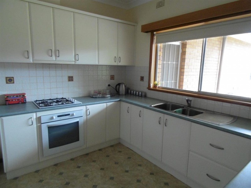 10 Downes Crescent, Parkes NSW 2870