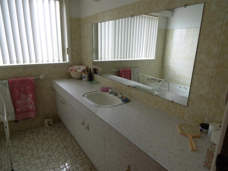 10 Downes Crescent, Parkes NSW 2870