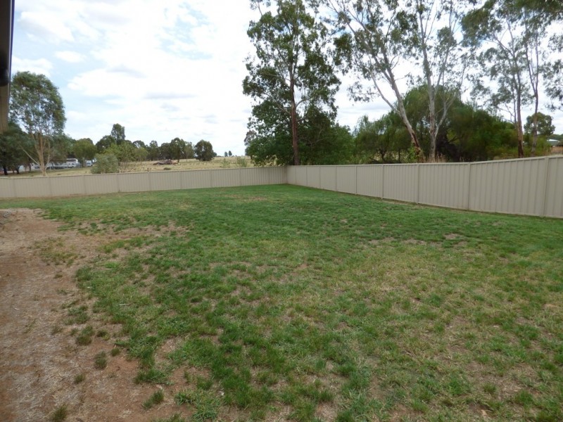 8 John Girdham Place, Forbes NSW 2871