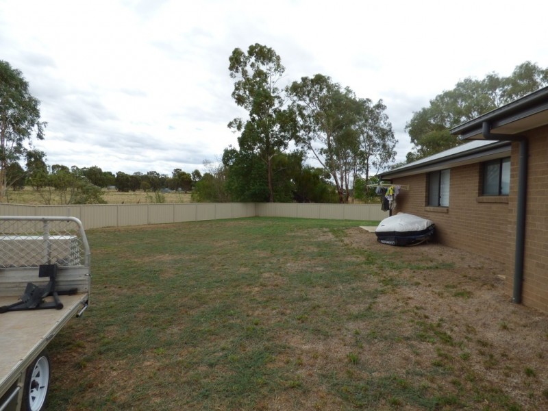 8 John Girdham Place, Forbes NSW 2871
