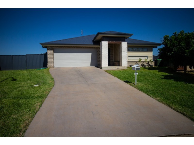 12 Mossgiel Close, Parkes NSW 2870