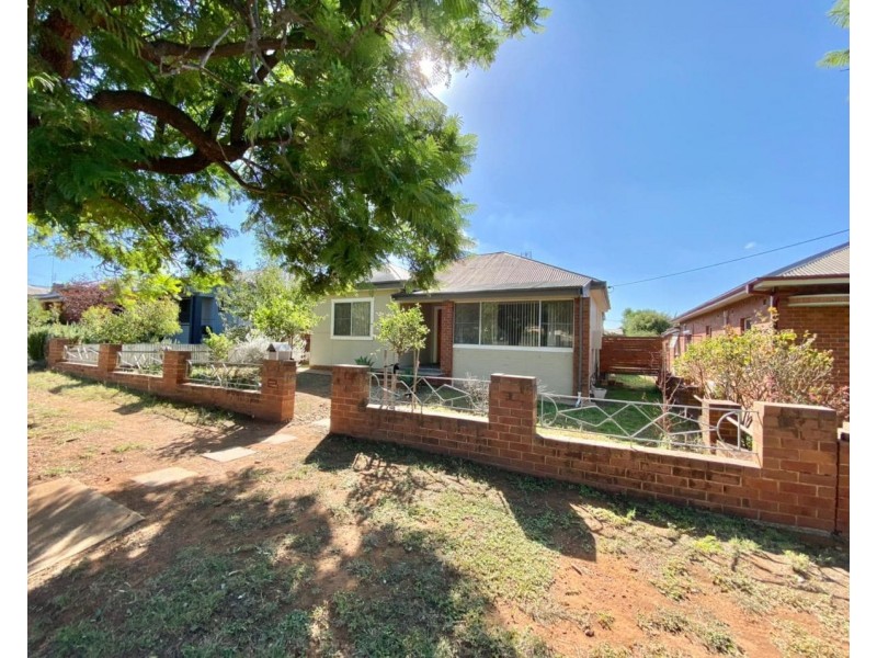 21 East Street, Parkes NSW 2870