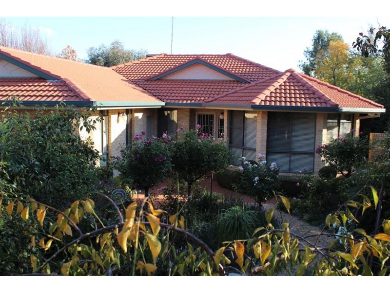 10 Arana Place, Parkes NSW 2870