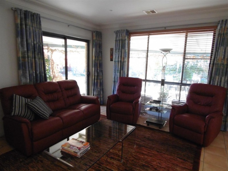 10 Arana Place, Parkes NSW 2870