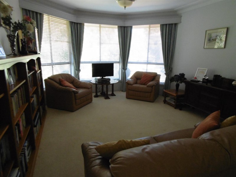 10 Arana Place, Parkes NSW 2870
