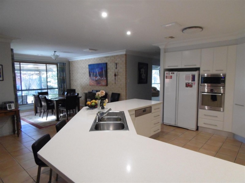 10 Arana Place, Parkes NSW 2870