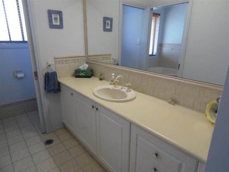10 Arana Place, Parkes NSW 2870