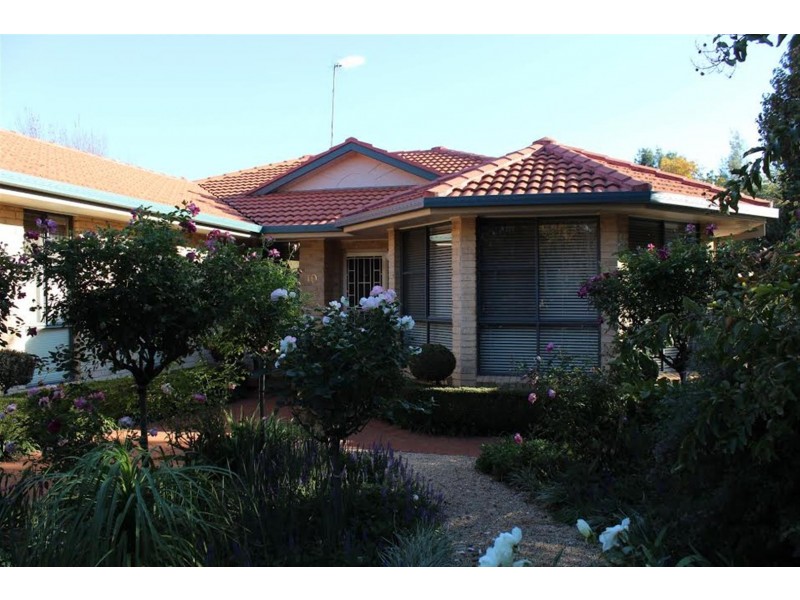 10 Arana Place, Parkes NSW 2870