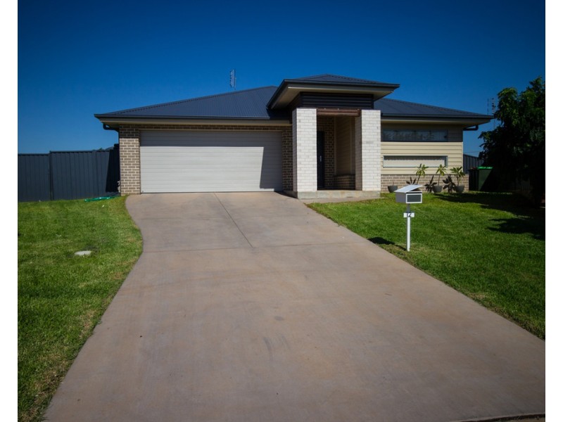 12 Mossgiel Close, Parkes NSW 2870