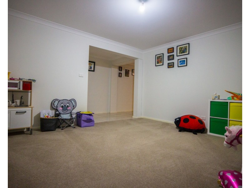 12 Mossgiel Close, Parkes NSW 2870