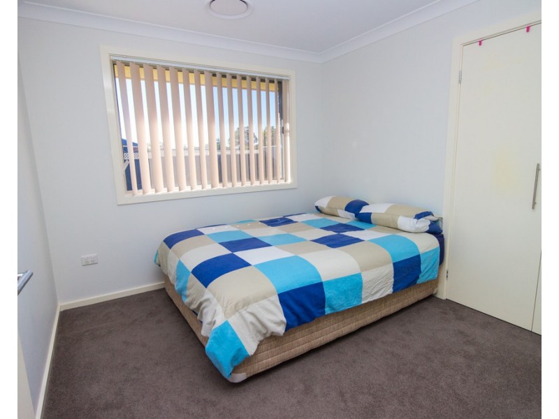 12 Mossgiel Close, Parkes NSW 2870