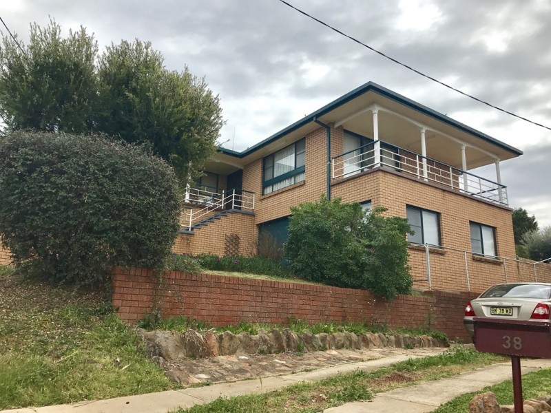 40 Barton St, Parkes NSW 2870