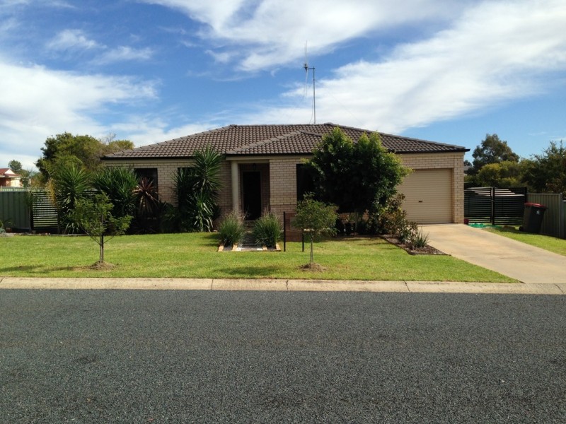 14 George Field Drive, Parkes NSW 2870