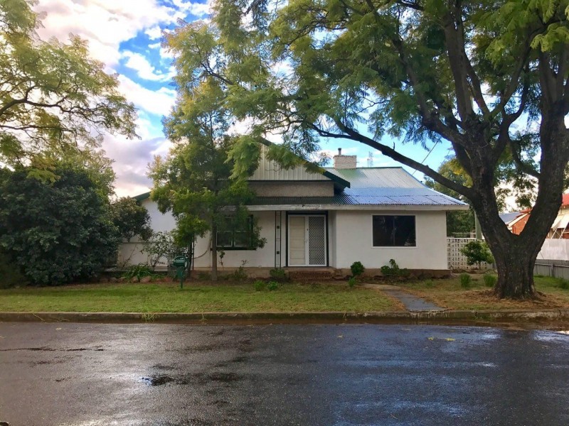 18 Elizabeth St, Parkes NSW 2870