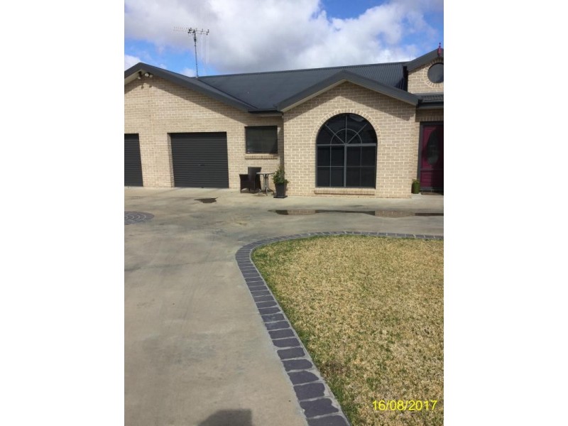 2/20 John Girdham Place, Forbes NSW 2871