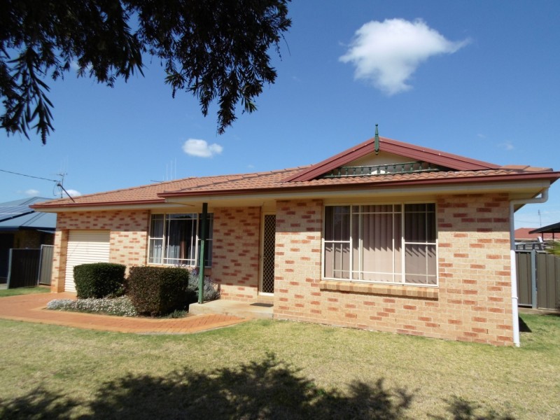 3 Guillan Place, Parkes NSW 2870