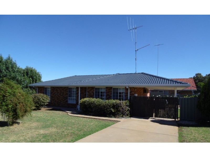 2 Clancy Place, Parkes NSW 2870