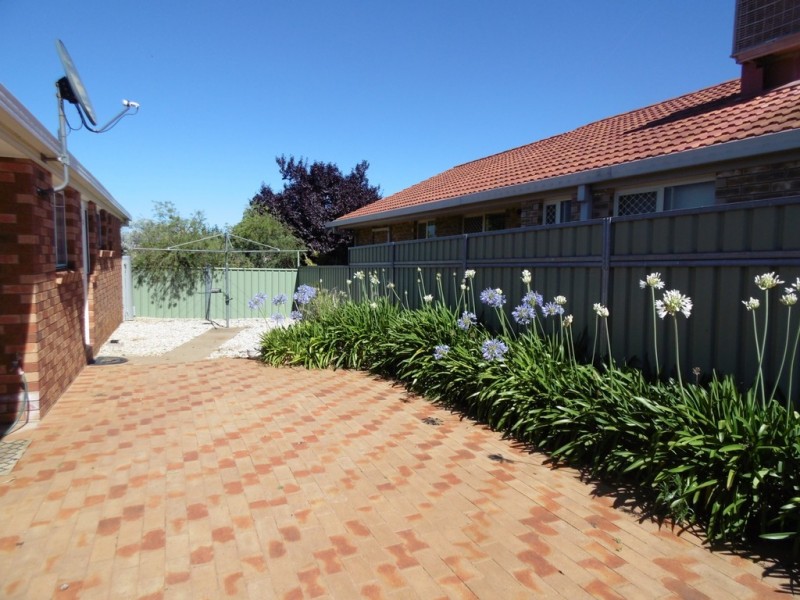 2 Clancy Place, Parkes NSW 2870