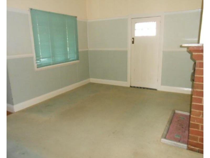 32 May Street, Parkes NSW 2870