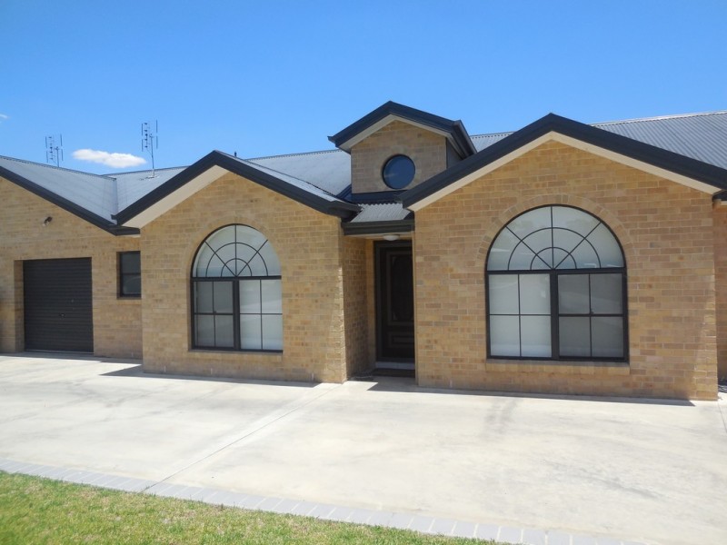 16-18 John Girdham Place, Forbes NSW 2871