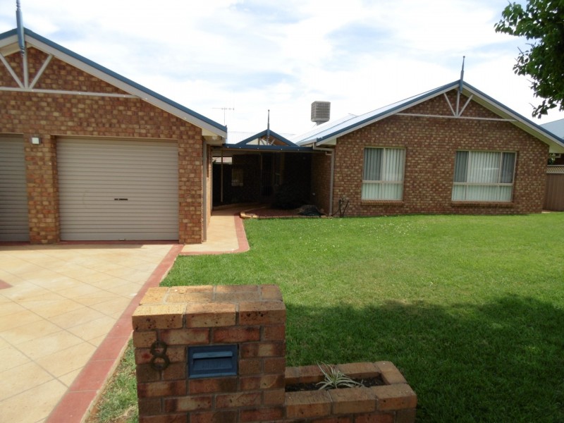 8 Noonan Street, Parkes NSW 2870