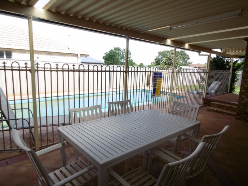 8 Noonan Street, Parkes NSW 2870