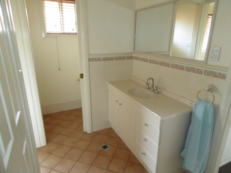 8 Noonan Street, Parkes NSW 2870