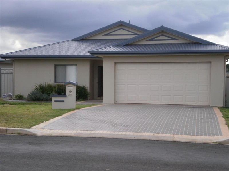 38 Best Street, Parkes NSW 2870