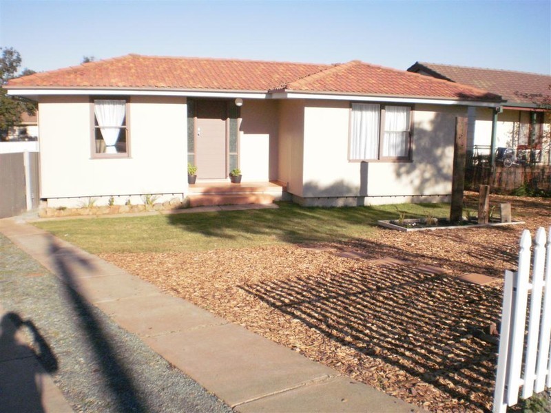 11  Blaxland St, Parkes NSW 2870