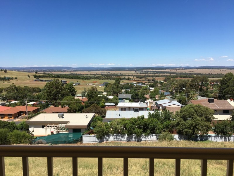 8 Valley View Place, Parkes NSW 2870