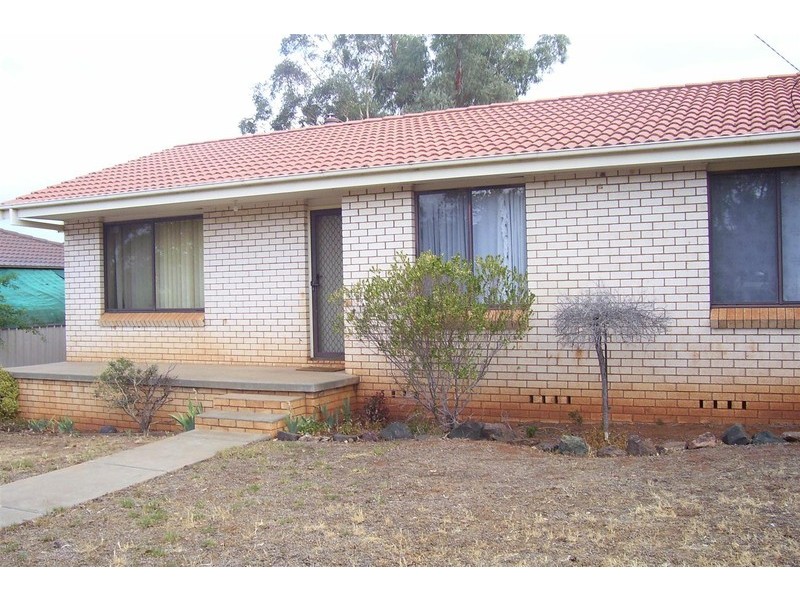 9 Barton Street, Parkes NSW 2870
